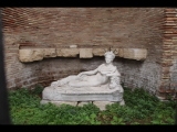 07809 ostia - regio iv - insula i - campo della magna mater - santuario di attis (iv,i,3) - skulptur der liegenden attis mit granatapfel und schaeferstab - 01-2024.jpg